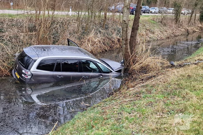 Politiewagen te water na vergeten handrem