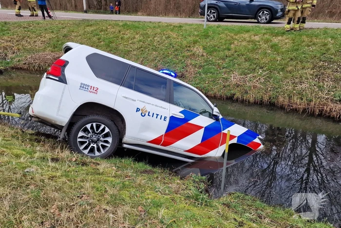 Politiewagen te water na vergeten handrem