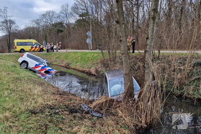 Politiewagen te water na vergeten handrem
