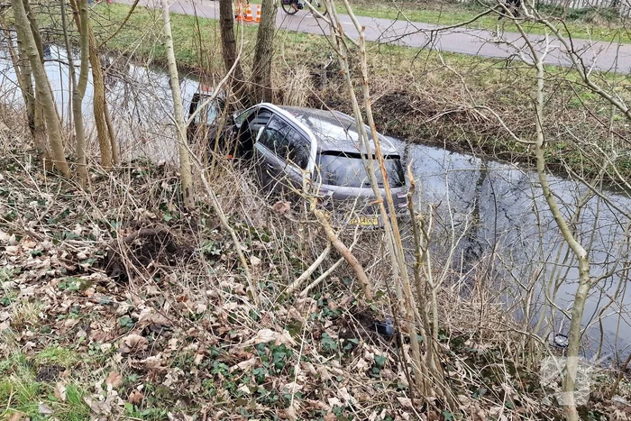 Politiewagen te water na vergeten handrem