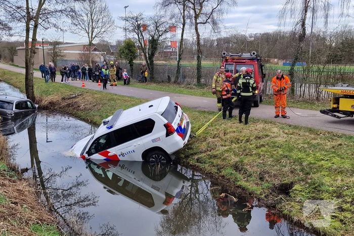 Politiewagen te water na vergeten handrem