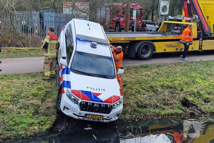 Politiewagen te water na vergeten handrem