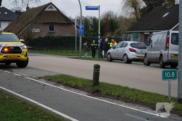 Bestelbus en auto met elkaar in botsing