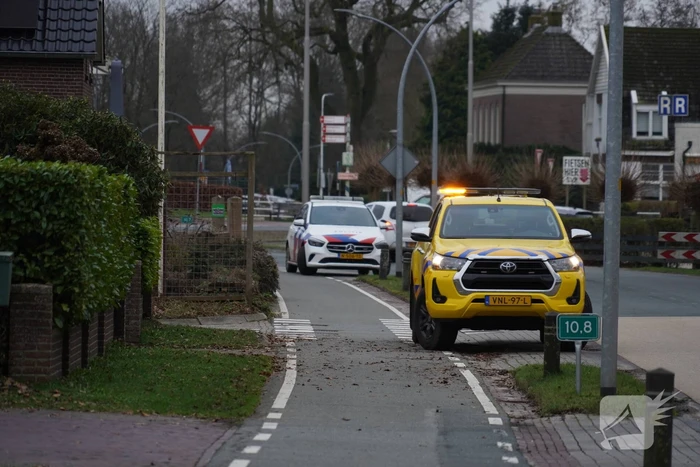 Bestelbus en auto met elkaar in botsing
