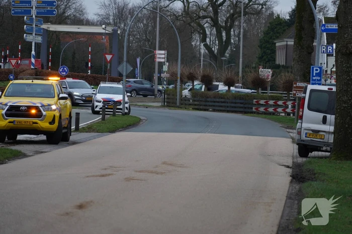Bestelbus en auto met elkaar in botsing
