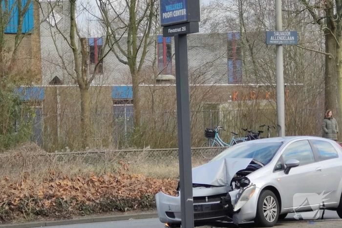 Twee gewonden nadat bestuurder macht over het stuur verliest