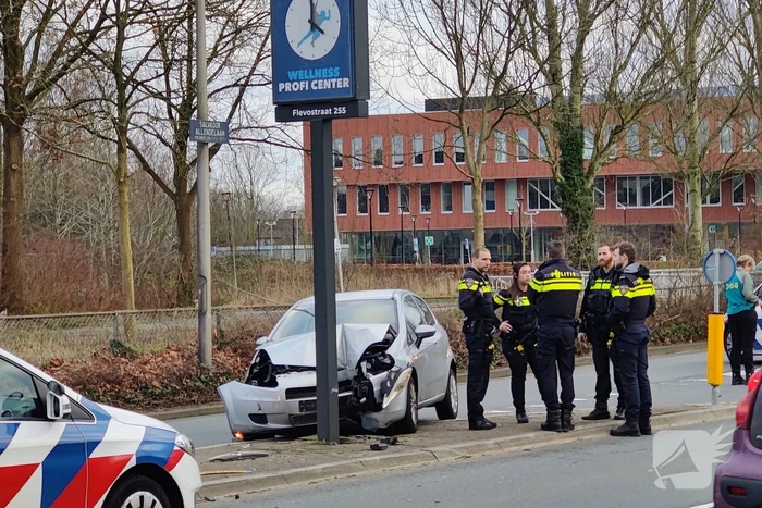 Twee gewonden nadat bestuurder macht over het stuur verliest
