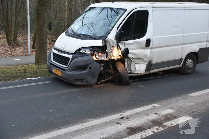 Gewonde en flinke schade na aanrijding tussen drie voertuigen