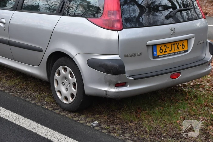 Gewonde en flinke schade na aanrijding tussen drie voertuigen