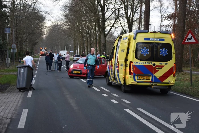 Gewonde en flinke schade na aanrijding tussen drie voertuigen