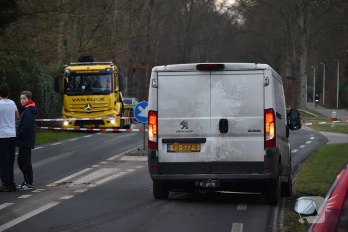 Gewonde en flinke schade na aanrijding tussen drie voertuigen