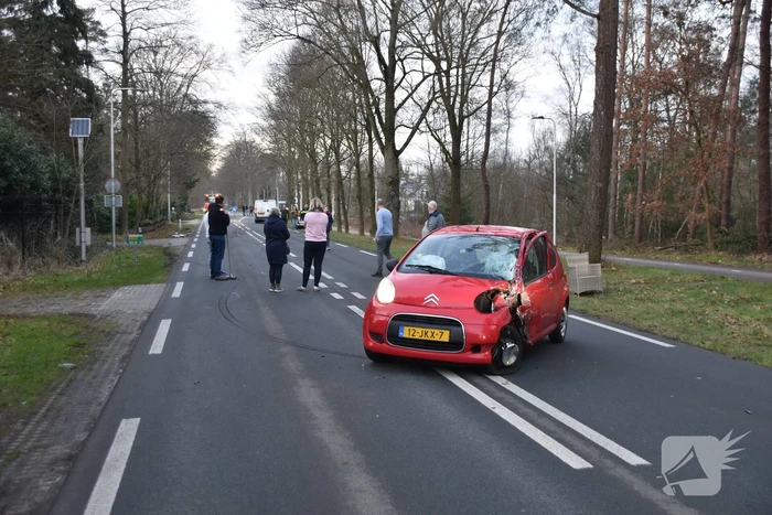 Gewonde en flinke schade na aanrijding tussen drie voertuigen