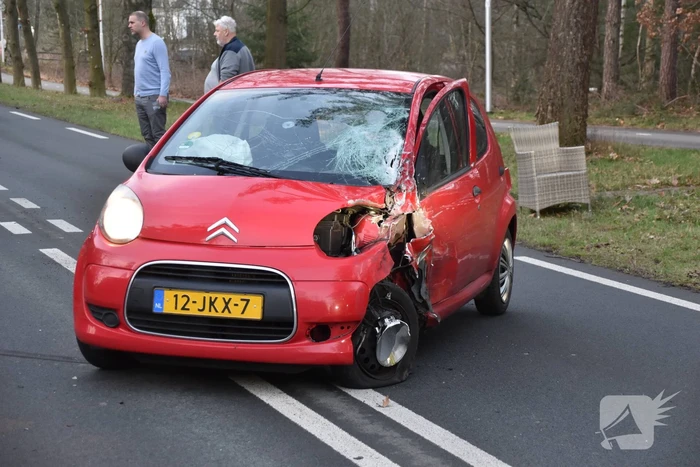 Gewonde en flinke schade na aanrijding tussen drie voertuigen