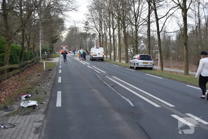 Gewonde en flinke schade na aanrijding tussen drie voertuigen