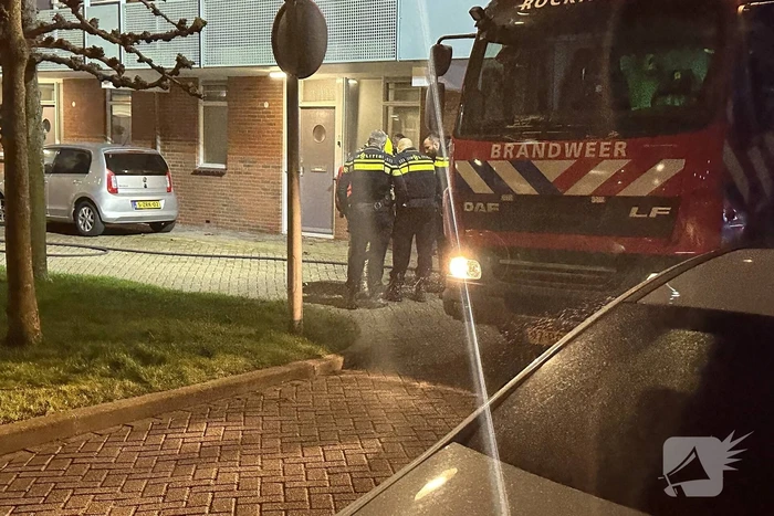 Rookontwikkeling bij brand op eerste verdieping van woning