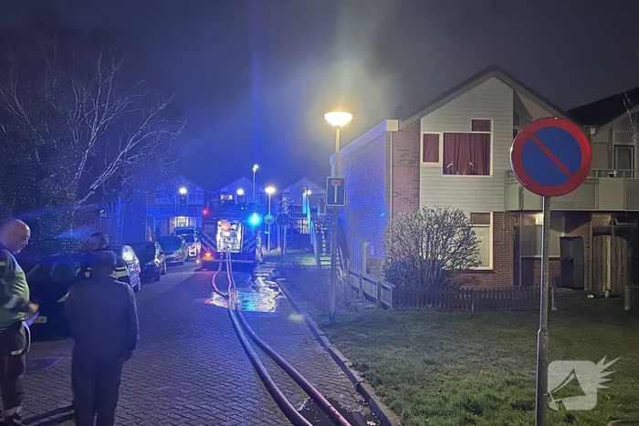 Rookontwikkeling bij brand op eerste verdieping van woning