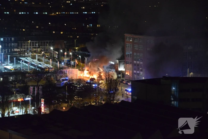 Traangas ingezet en dienstvoertuigen in brand bij rellen