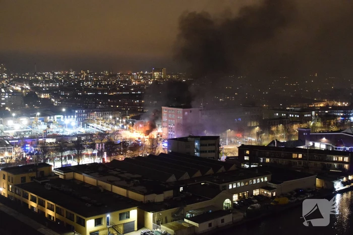 Traangas ingezet en dienstvoertuigen in brand bij rellen