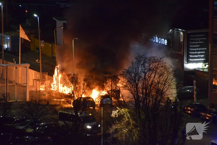Traangas ingezet en dienstvoertuigen in brand bij rellen