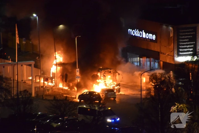 Traangas ingezet en dienstvoertuigen in brand bij rellen
