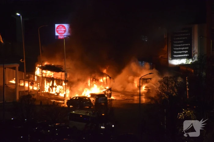 Traangas ingezet en dienstvoertuigen in brand bij rellen