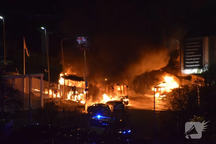 Traangas ingezet en dienstvoertuigen in brand bij rellen