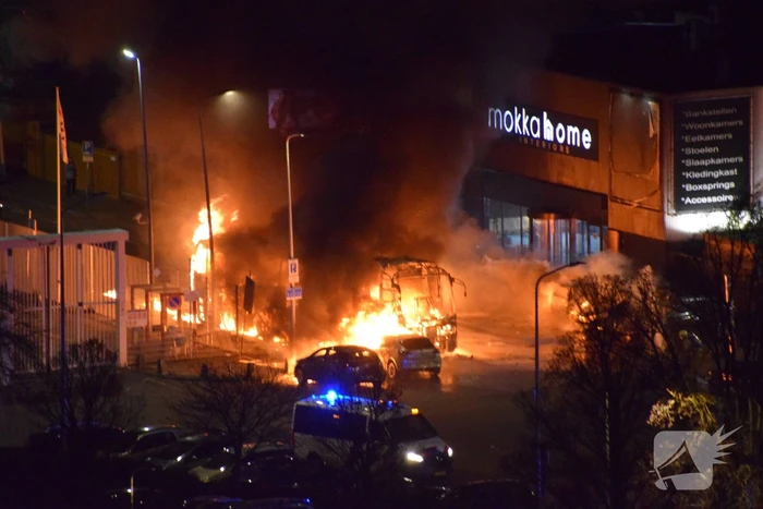 Traangas ingezet en dienstvoertuigen in brand bij rellen