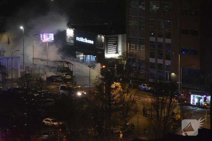 Traangas ingezet en dienstvoertuigen in brand bij rellen