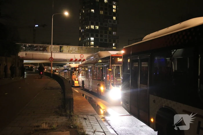 Traangas ingezet en dienstvoertuigen in brand bij rellen