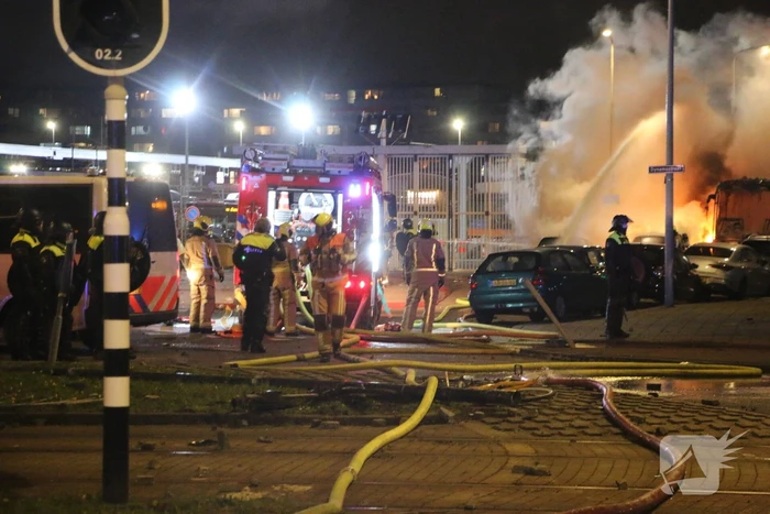 Traangas ingezet en dienstvoertuigen in brand bij rellen