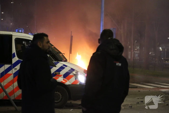 Traangas ingezet en dienstvoertuigen in brand bij rellen