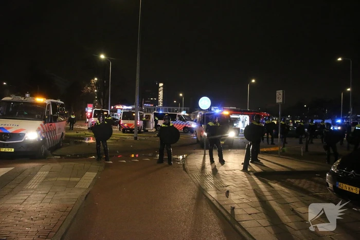 Traangas ingezet en dienstvoertuigen in brand bij rellen