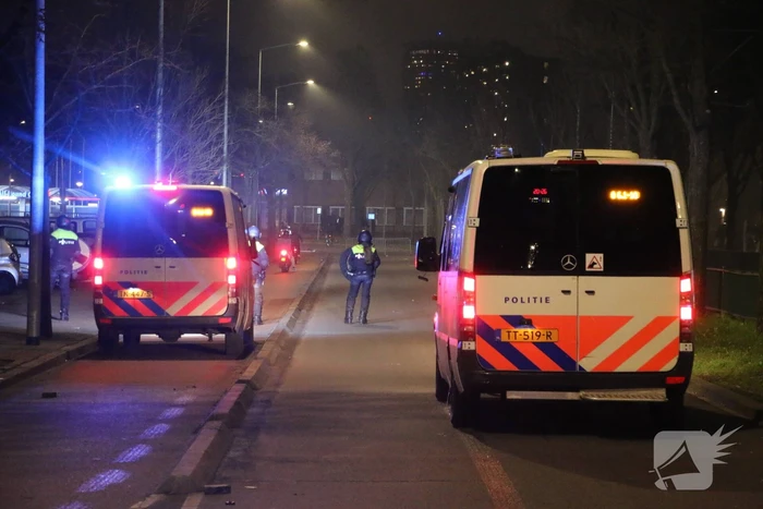 Traangas ingezet en dienstvoertuigen in brand bij rellen