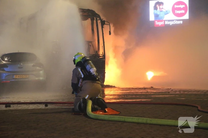 Traangas ingezet en dienstvoertuigen in brand bij rellen