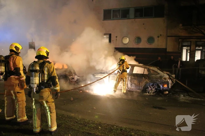 Traangas ingezet en dienstvoertuigen in brand bij rellen