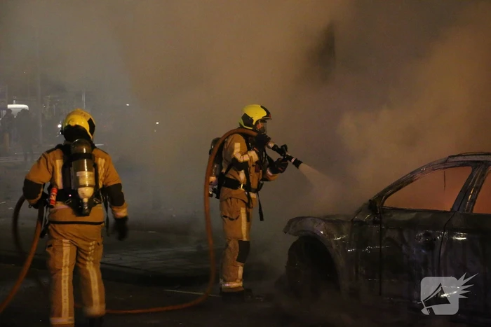 Traangas ingezet en dienstvoertuigen in brand bij rellen