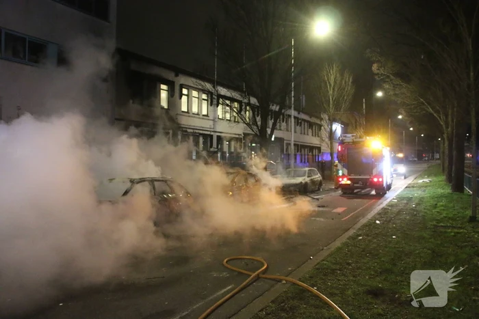 Traangas ingezet en dienstvoertuigen in brand bij rellen