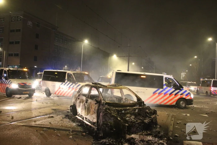 Traangas ingezet en dienstvoertuigen in brand bij rellen