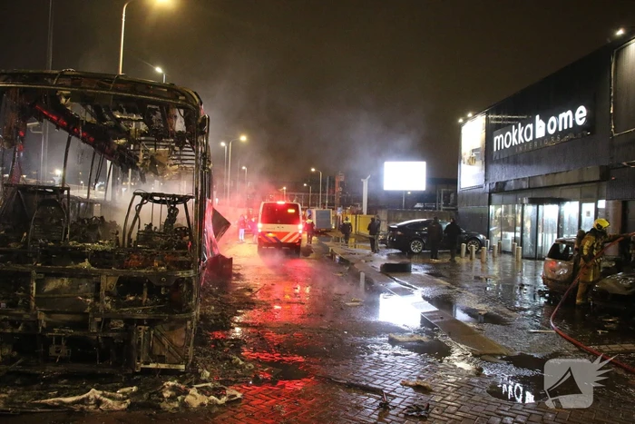 Traangas ingezet en dienstvoertuigen in brand bij rellen