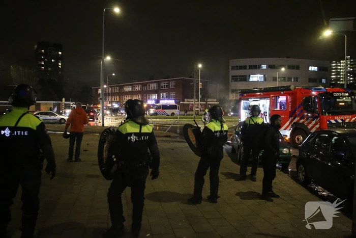 Traangas ingezet en dienstvoertuigen in brand bij rellen