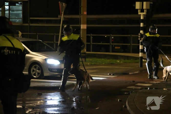 Traangas ingezet en dienstvoertuigen in brand bij rellen