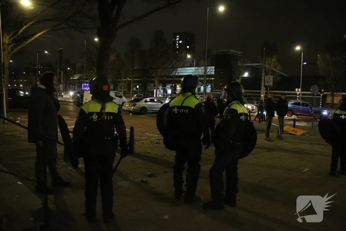 Traangas ingezet en dienstvoertuigen in brand bij rellen