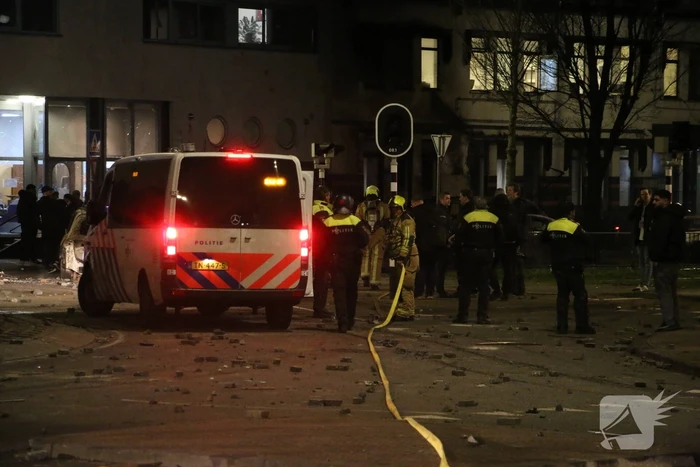 Traangas ingezet en dienstvoertuigen in brand bij rellen