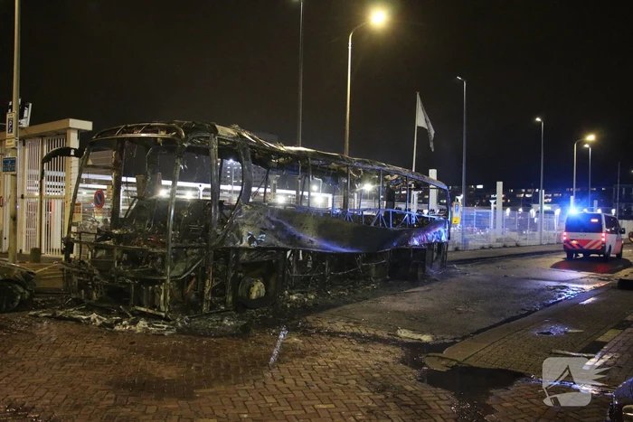 Traangas ingezet en dienstvoertuigen in brand bij rellen