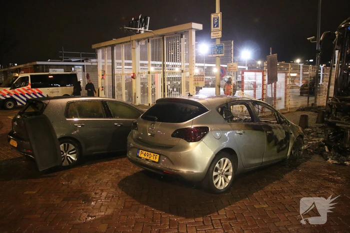 Traangas ingezet en dienstvoertuigen in brand bij rellen