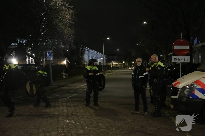 Traangas ingezet en dienstvoertuigen in brand bij rellen