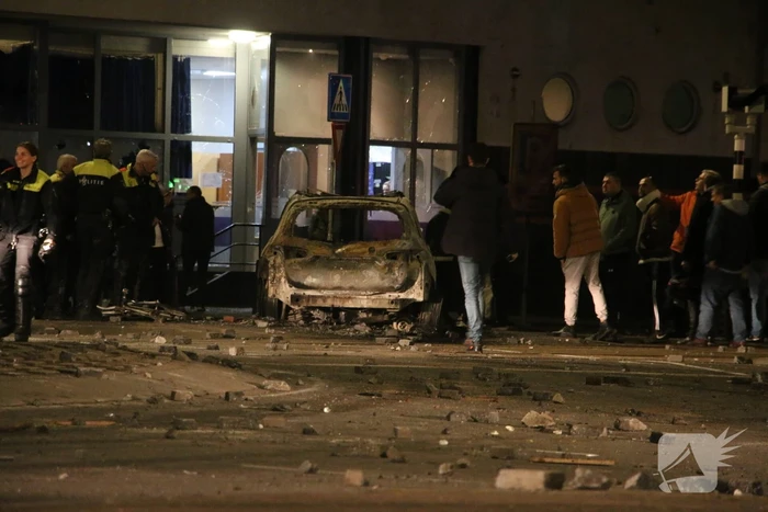 Traangas ingezet en dienstvoertuigen in brand bij rellen