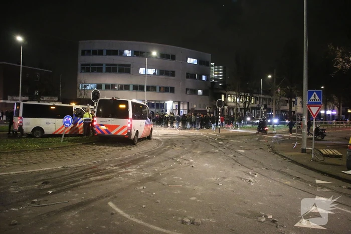 Traangas ingezet en dienstvoertuigen in brand bij rellen