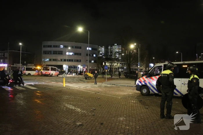 Traangas ingezet en dienstvoertuigen in brand bij rellen