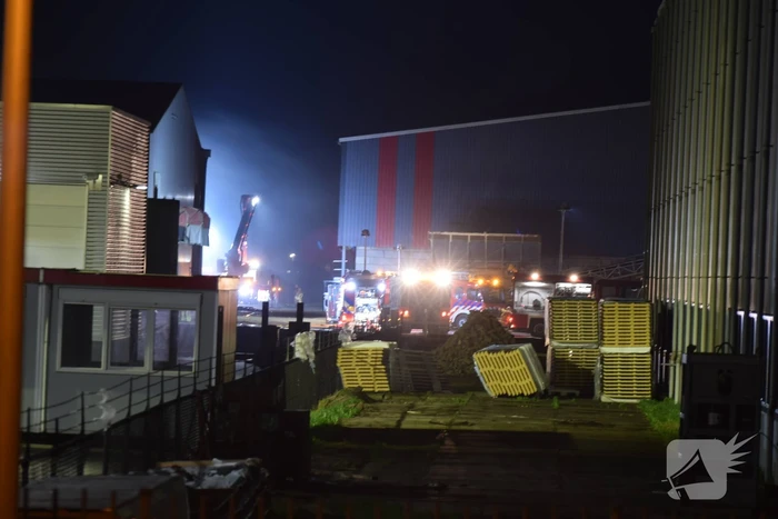 Grote brand in loods met hooi